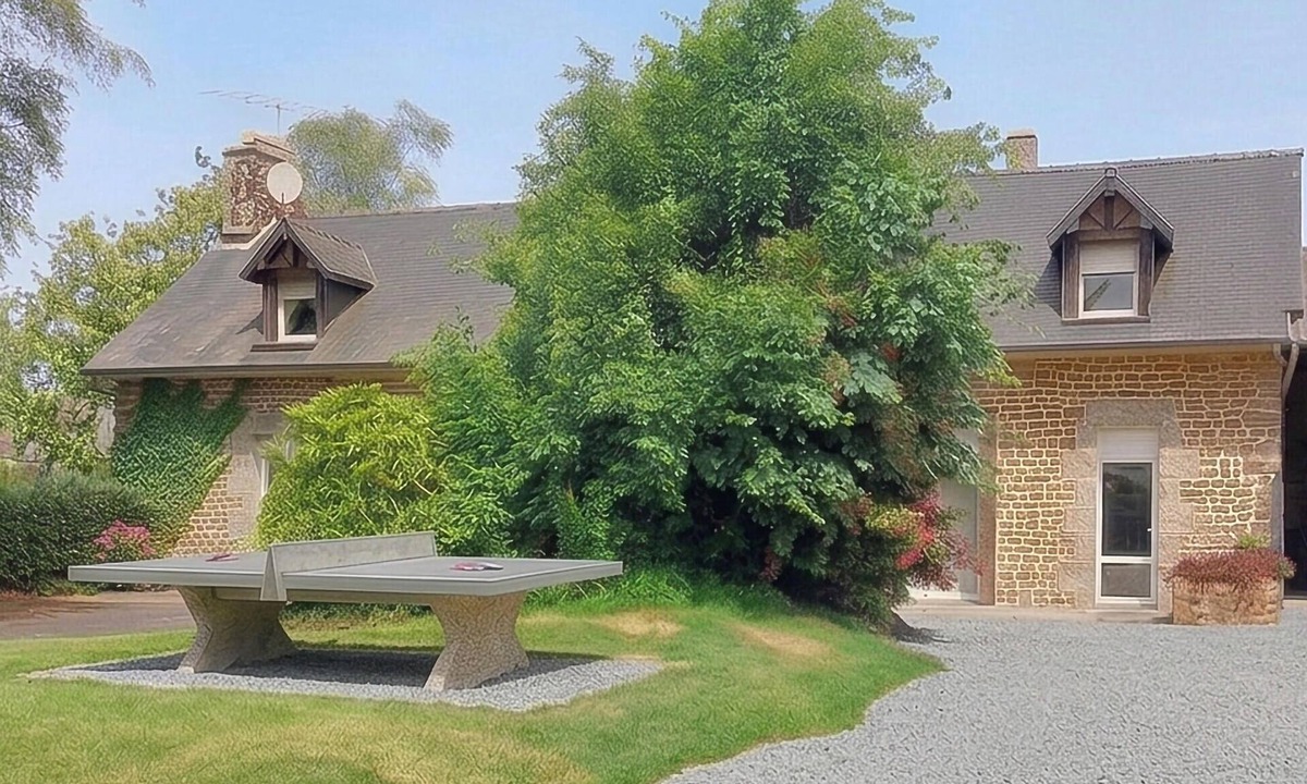 La Chapelle-Uree House | Pet friendly home in La Chapelle-Uree with WiFi