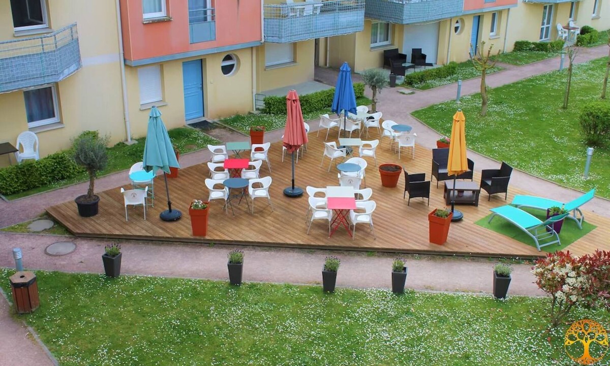 Grandcamp-Maisy Hotel | Prime Location! Onsite Parking, Pool, Pets Allowed! Near Plage de Grandcamp!