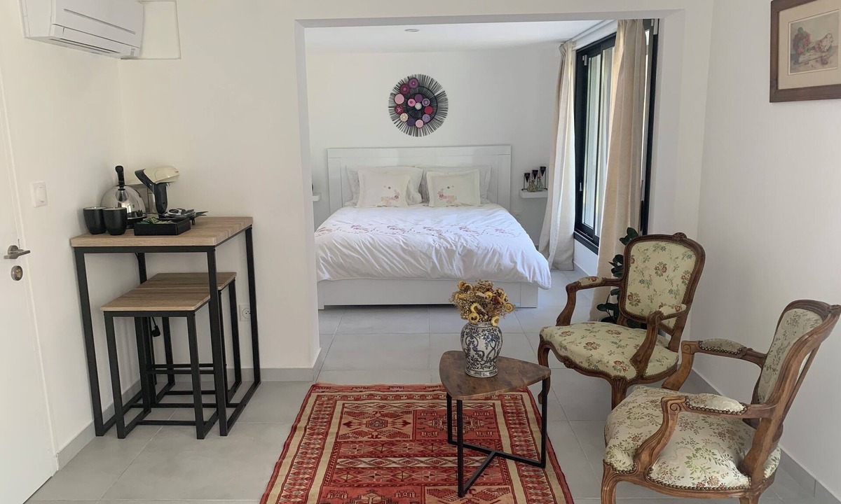 Rueil-Malmaison Apartment | Quiet studio near RER station, 15 minutes from Champs-Elysées and Arc de Triomphe