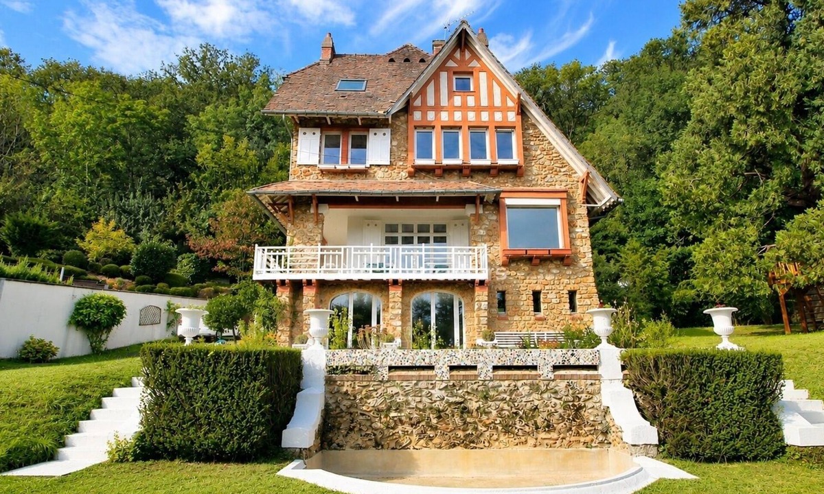 Saint-Remy-les-Chevreuse Villa | Remarkable House with Panoramic Views