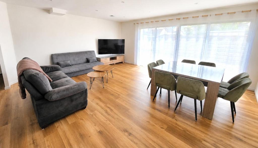 Digosville Apartment | Rez-de-chaussée complet dans une maison contemporaine