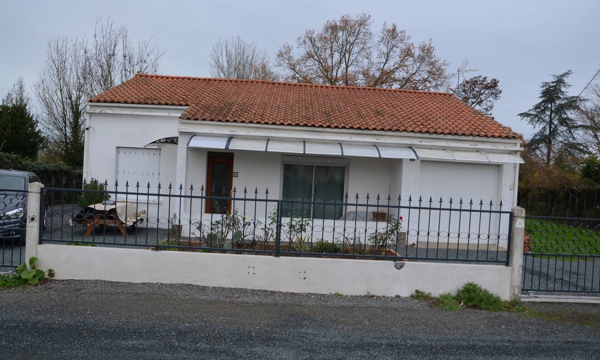 Marans House | Riverside, 30mn La Rochelle/ile de ré, 500 M commerce; . animals accepted