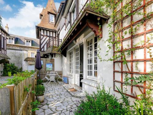 Isigny-sur-Mer Apartment | Romantic Escape in Normandy