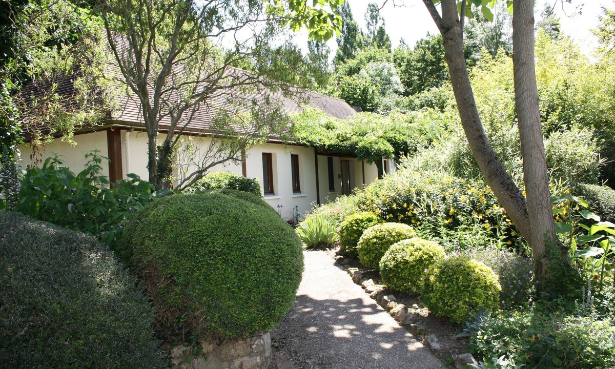 Asnieres sur Vegre Cottage | Rural gîte with Pool, WIFI, 3 Bedrooms 2 BA