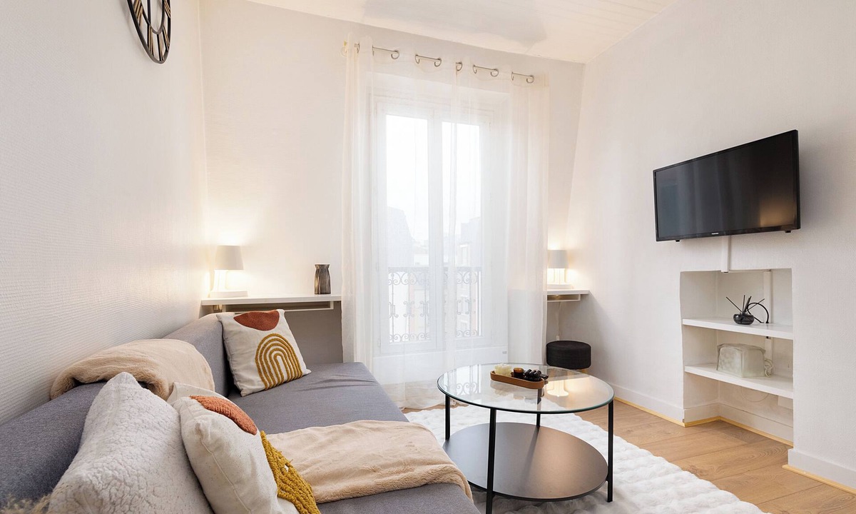 Clichy Apartment | Sacré-Coeur view, 2 min from Paris, Netflix & Cosy