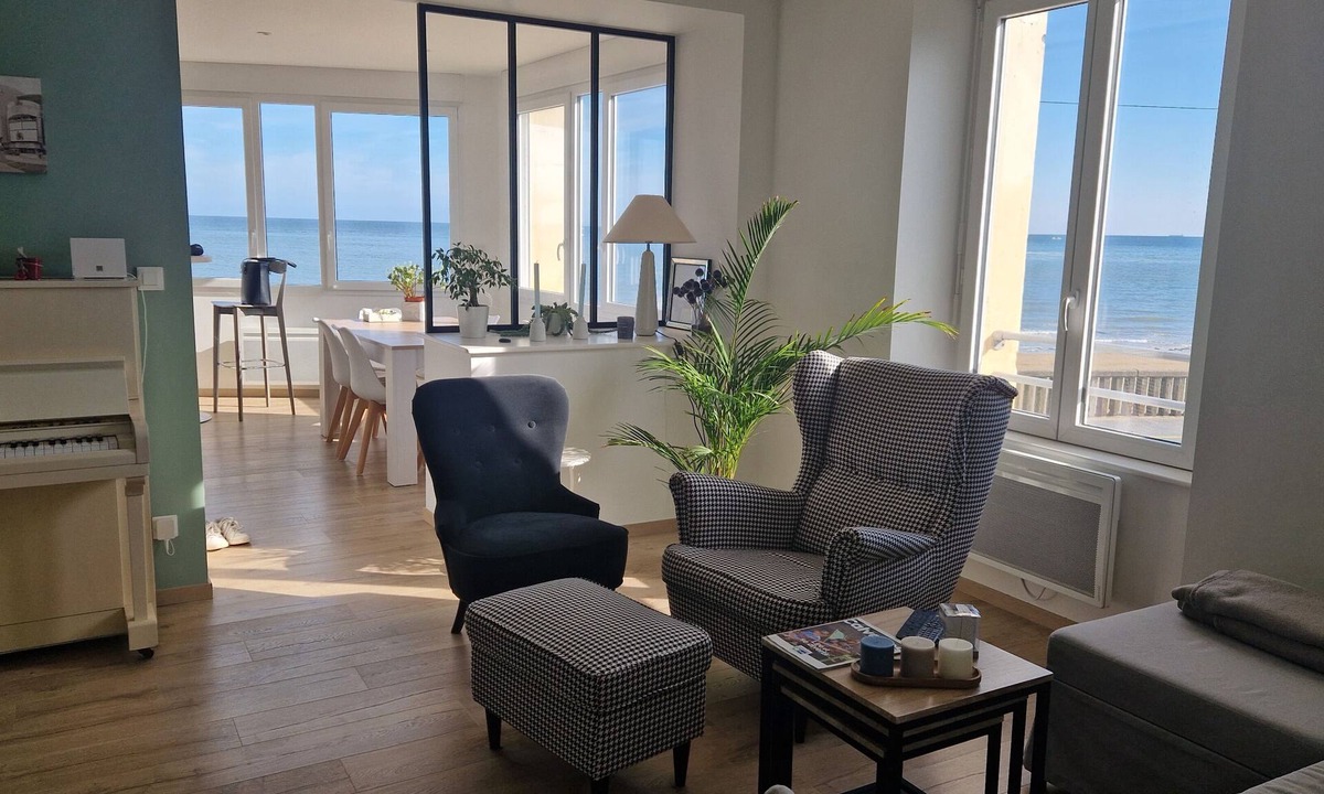 Grandcamp-Maisy Apartment | Seafront apartment