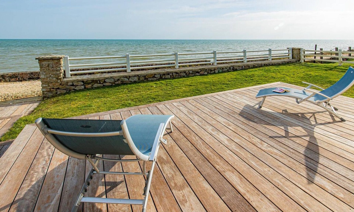 Quineville Cottage | Seafront House with Direct Beach Access in Quinéville
