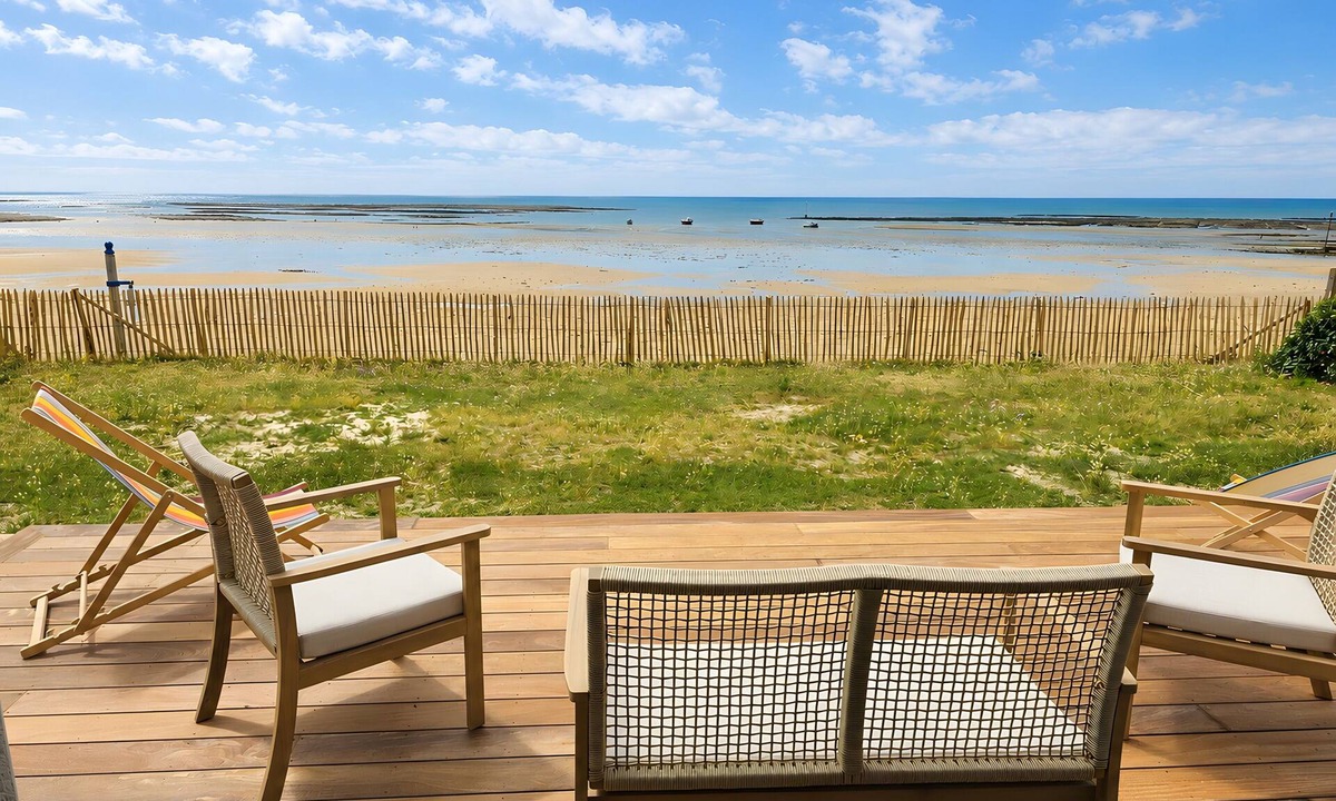 Pirou Villa | Seafront Villa for 8 Guests with Ocean View and Terrace