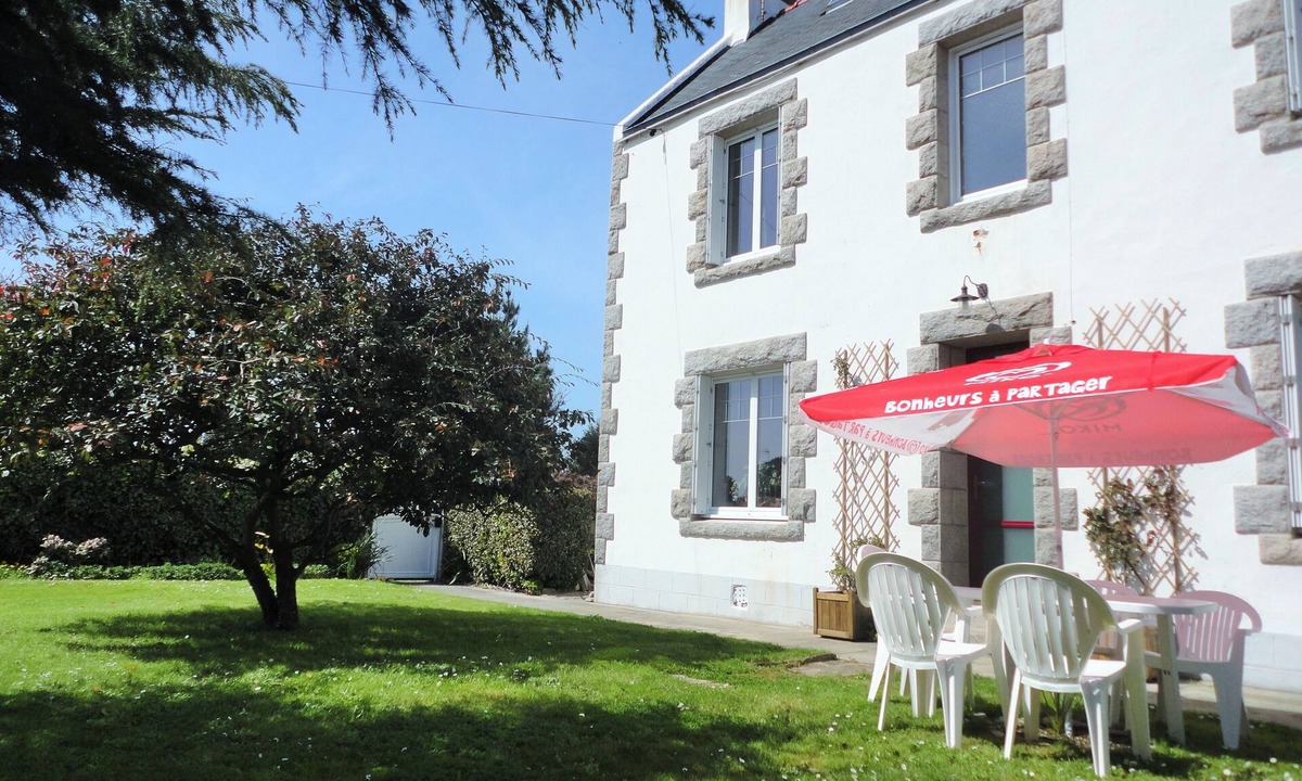 Tregunc House | Seaside house with garden