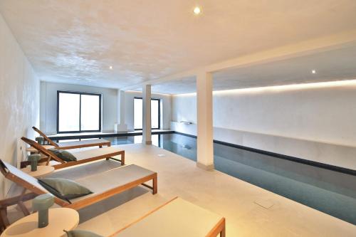 Neauphle-le-Chateau Villa | Signature Villa Heated Pool - Welkeys