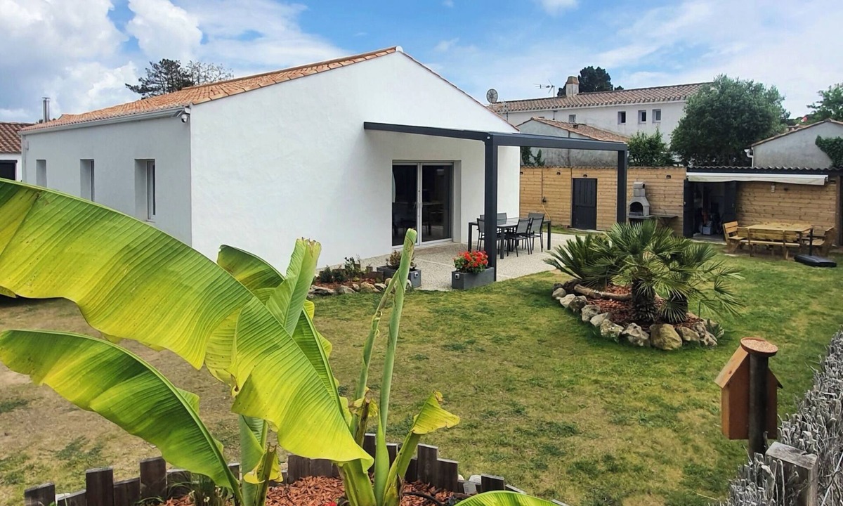 La Gueriniere House | Single-story house with pergolas and an enclosed garden, near the sea, rated 4 stars.
