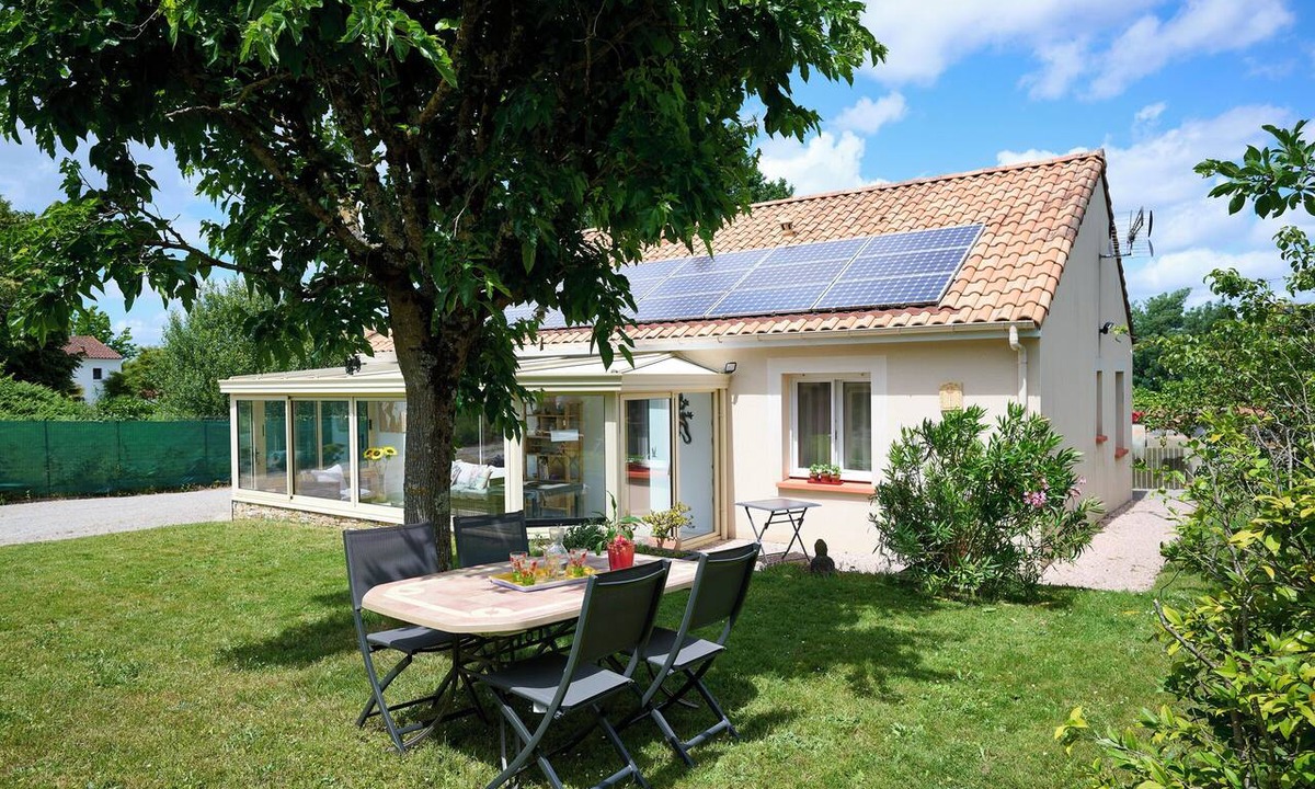 Chantrerie-Gachet House | Single-story house with a garden