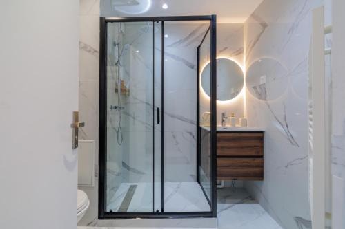 Les Puces de Saint-Ouen Apartment | Sous les Étoiles!