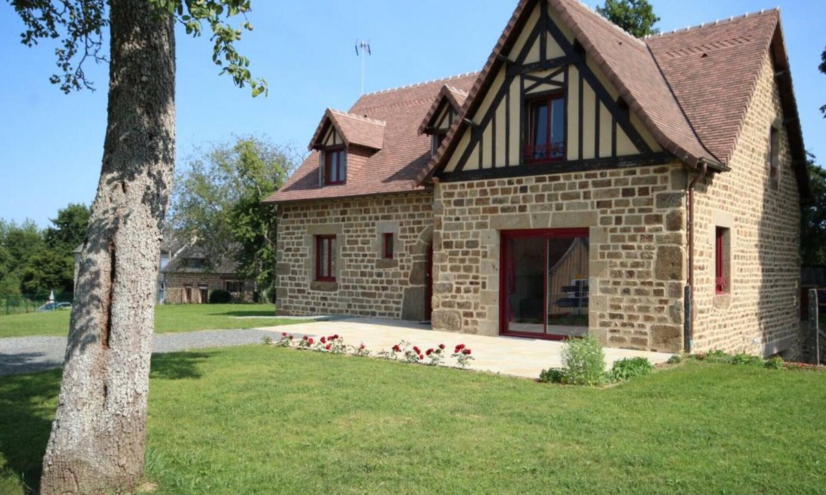 Saint-Denis-de-Villenette Cottage | Spacious house in St Denis de Villenette with enclosed garden