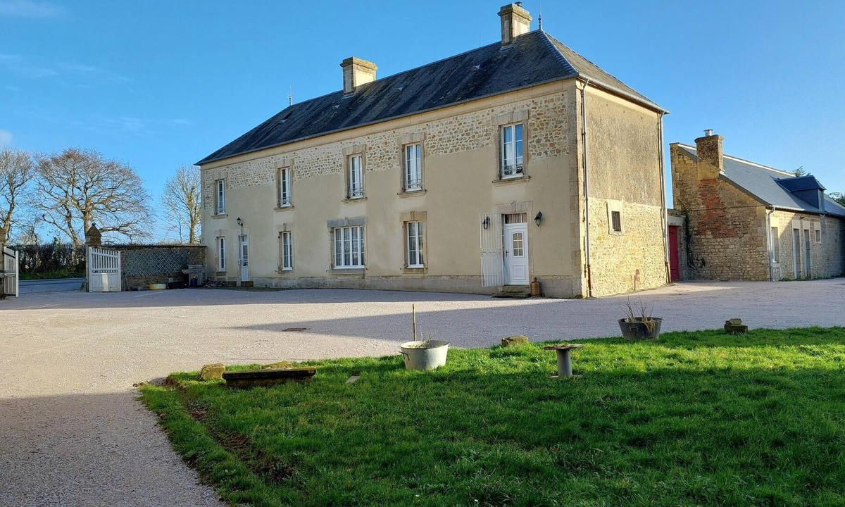 Vouilly House | Spacious holiday home in Isigny-sur-Mer with garden