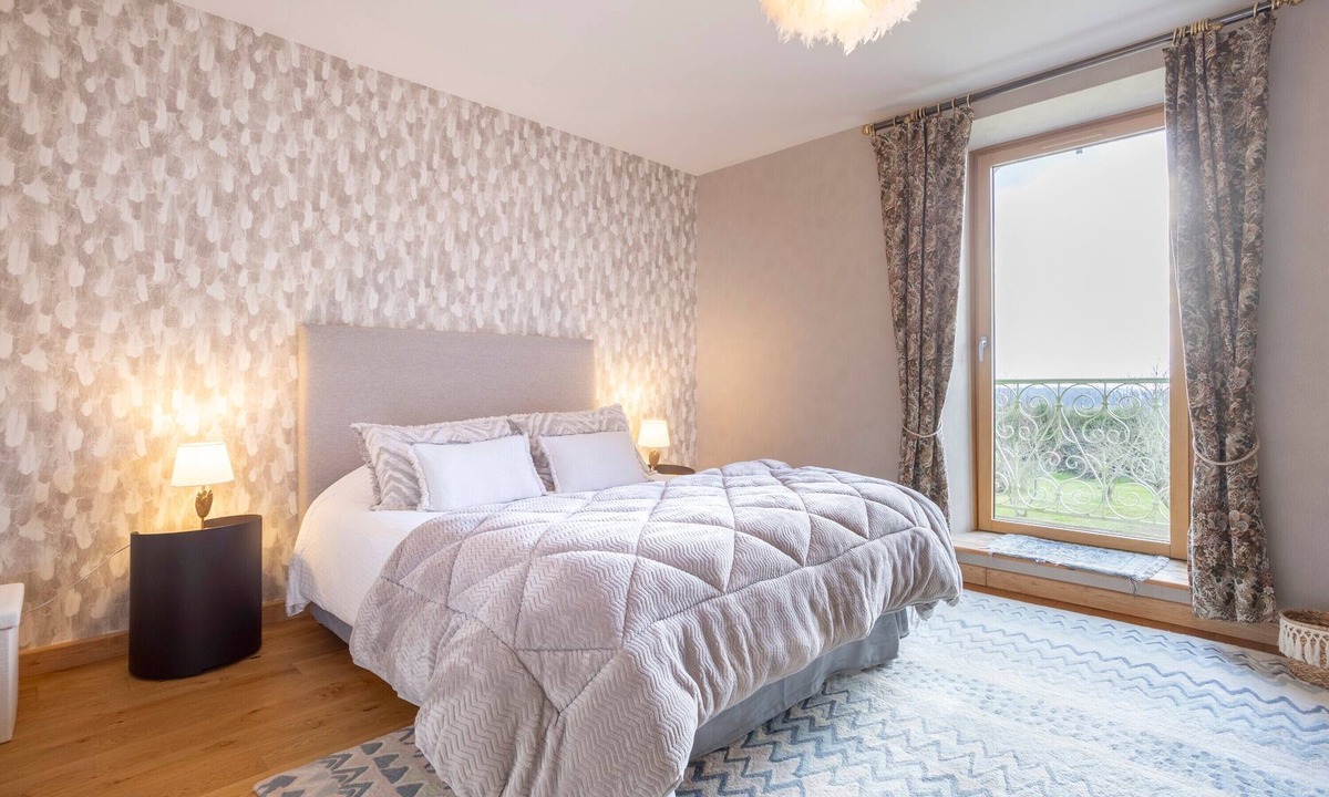 Concarneau Bed & Breakfast | Standard Room "Madame De Staël" with Balcony, Shared Terrace, Shared Garden and Wi-Fi