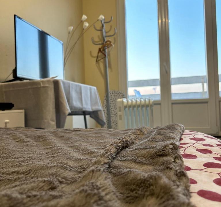 Evreux Apartment | Studio équipé avec balcon
