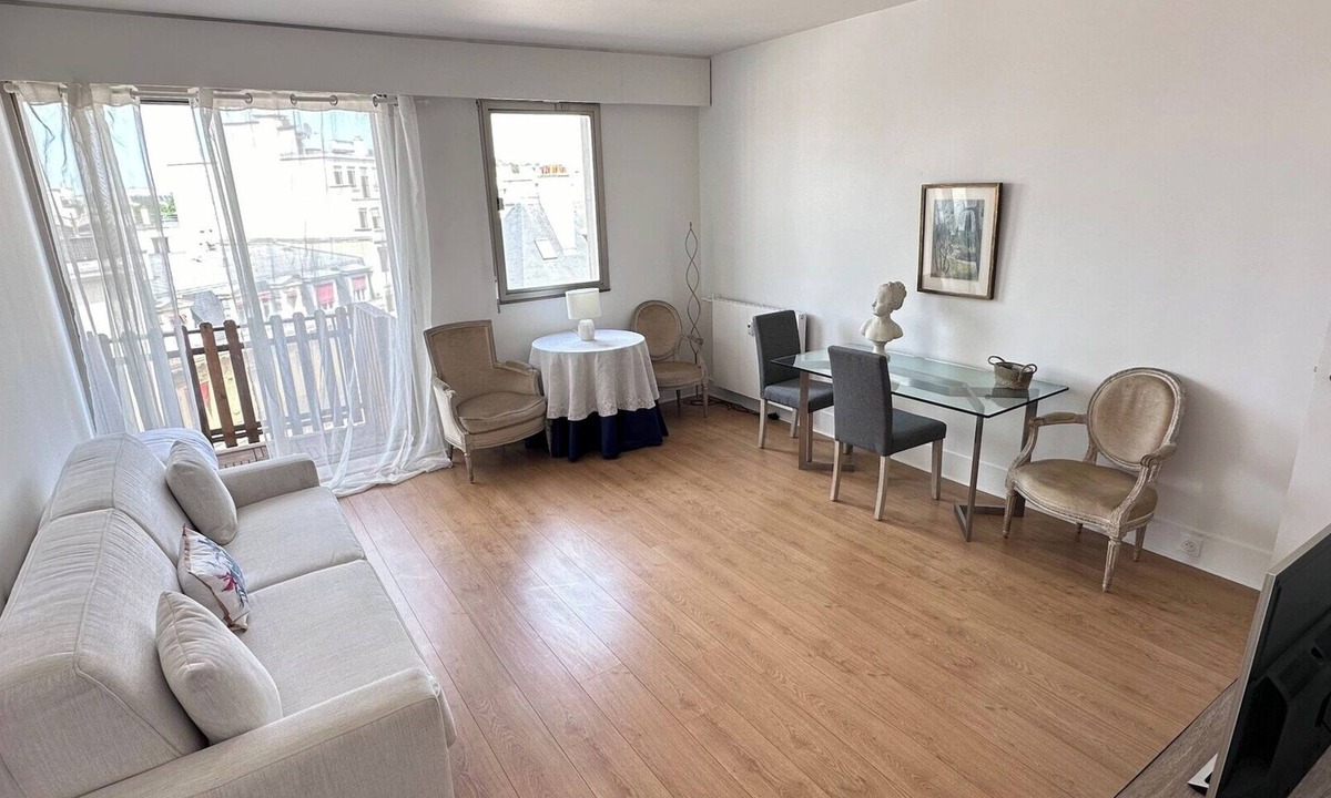 Faubourg-du-Roule Apartment | Studio balcony and fiber – Parc Monceau 8th