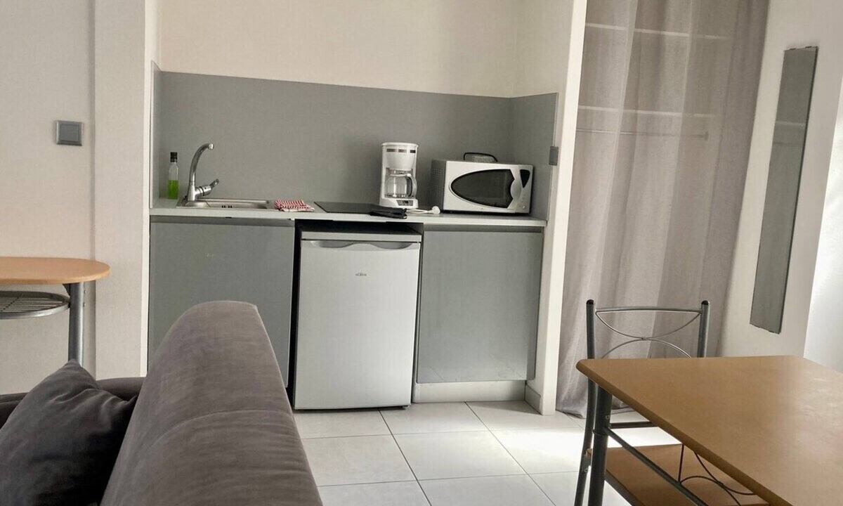Douvres-la-Delivrande Apartment | Studio Centre de Douvres - Proche mer Terrasse