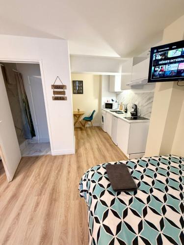 Chatellerault Apartment | Studio Coconia RDC - Proche Centre & Gare - WiFi