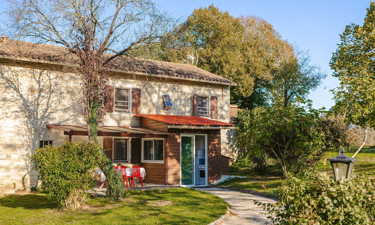 Genouille Apartment | Studio 'Corail' with Private Terrace, Shared Garden and Wi-Fi