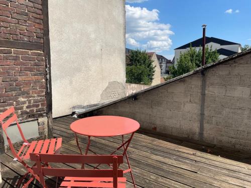 Petit Margny Apartment | Studio Cosy avec Terrasse - Gare a 2min & wifi