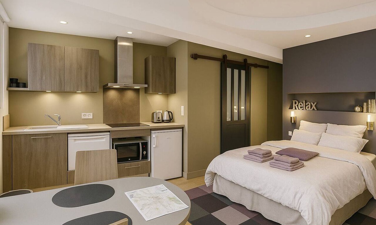 Chartres Apartment | Studio de L'Octroi - Wet room-Garden View