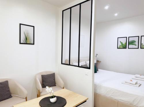 8th Arrondissement Apartment | Studio Ponthieu sur Champs Elysées - calme & design