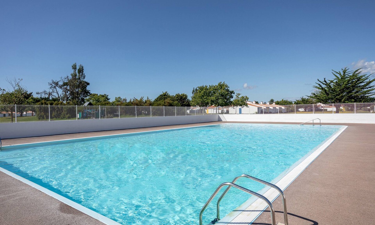 Bretignolles-sur-Mer Apartment | Studio 'Shared Pool' with Shared Pool, Private Terrace and Wi-Fi