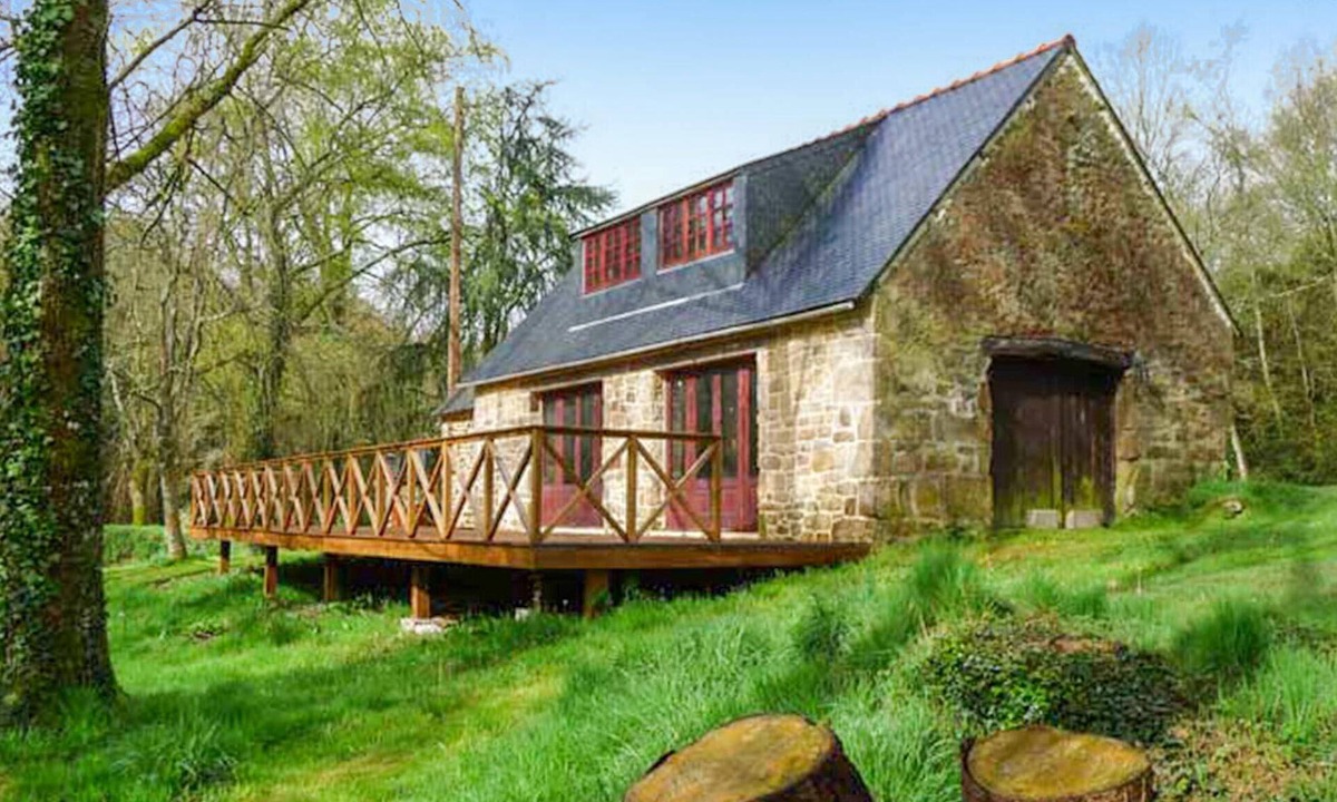 Guern House | Stunning home in Guern with WiFi