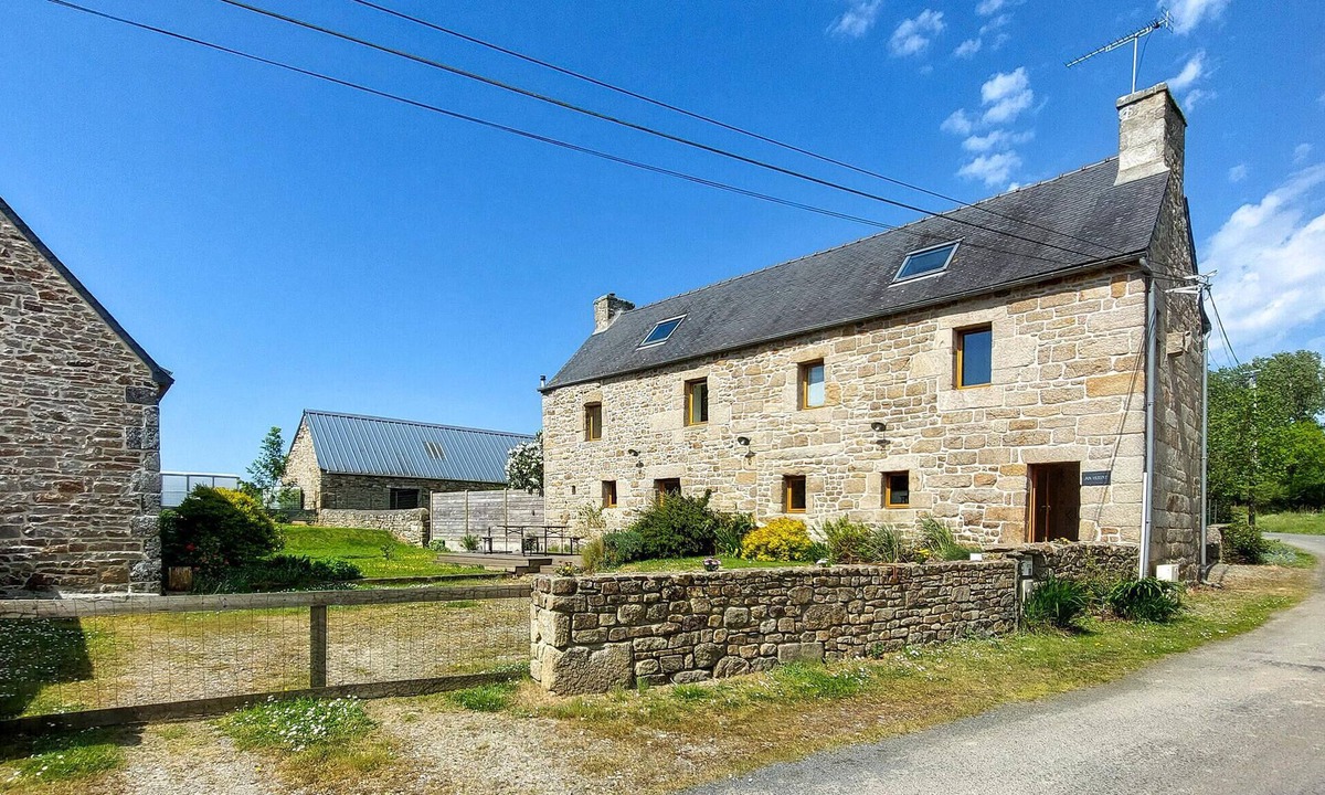 Ploumilliau House | Stunning home in Ploumillau with WiFi