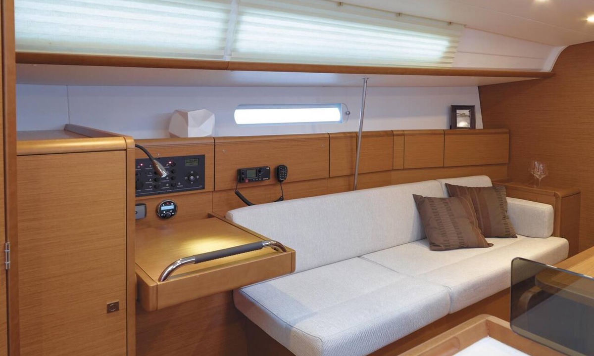 Arzon Boat Rental | Sun-Kissed Sailing Adventure in Golfo de Morbihan, Brittany