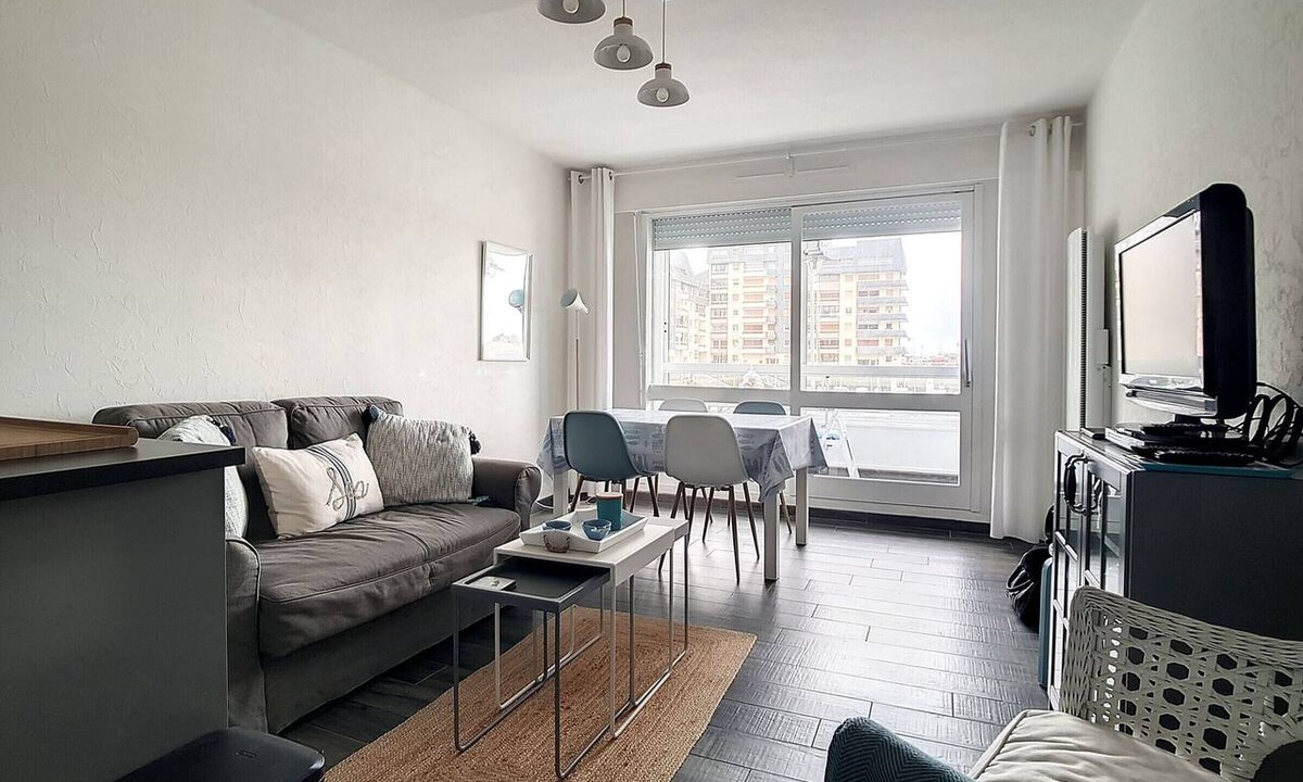 Courseulles-sur-Mer Apartment | T3 Apartment with harbor view, parking and WiFi