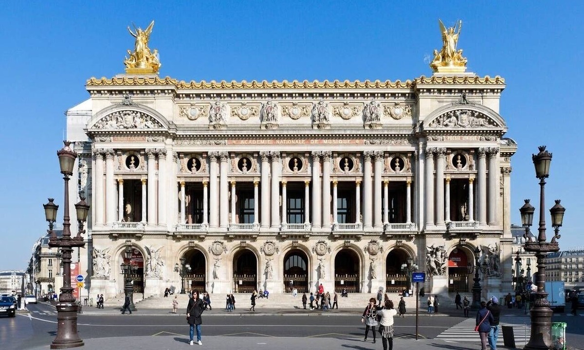Madeleine Apartment | TASTEFULLY DECORATED & STEPS AWAY FROM THE ICONIC MADELEINE & PALAIS GARNIER
