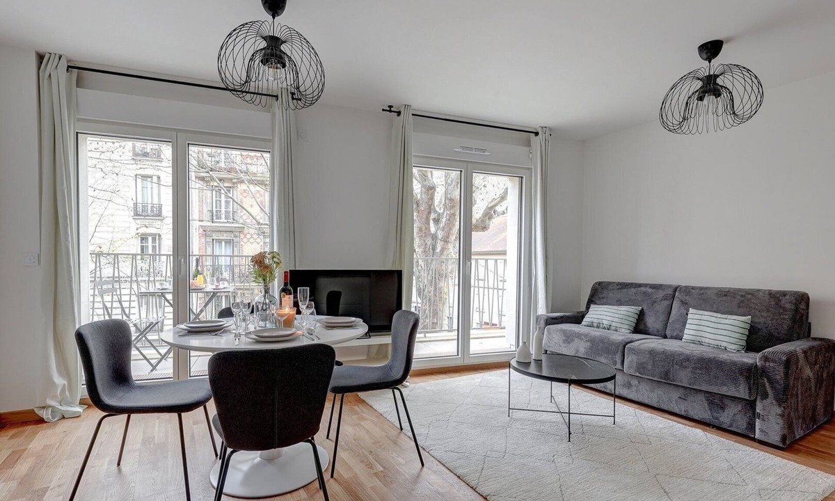 Clichy Apartment | TBS 197 - Bright apartment with terrace