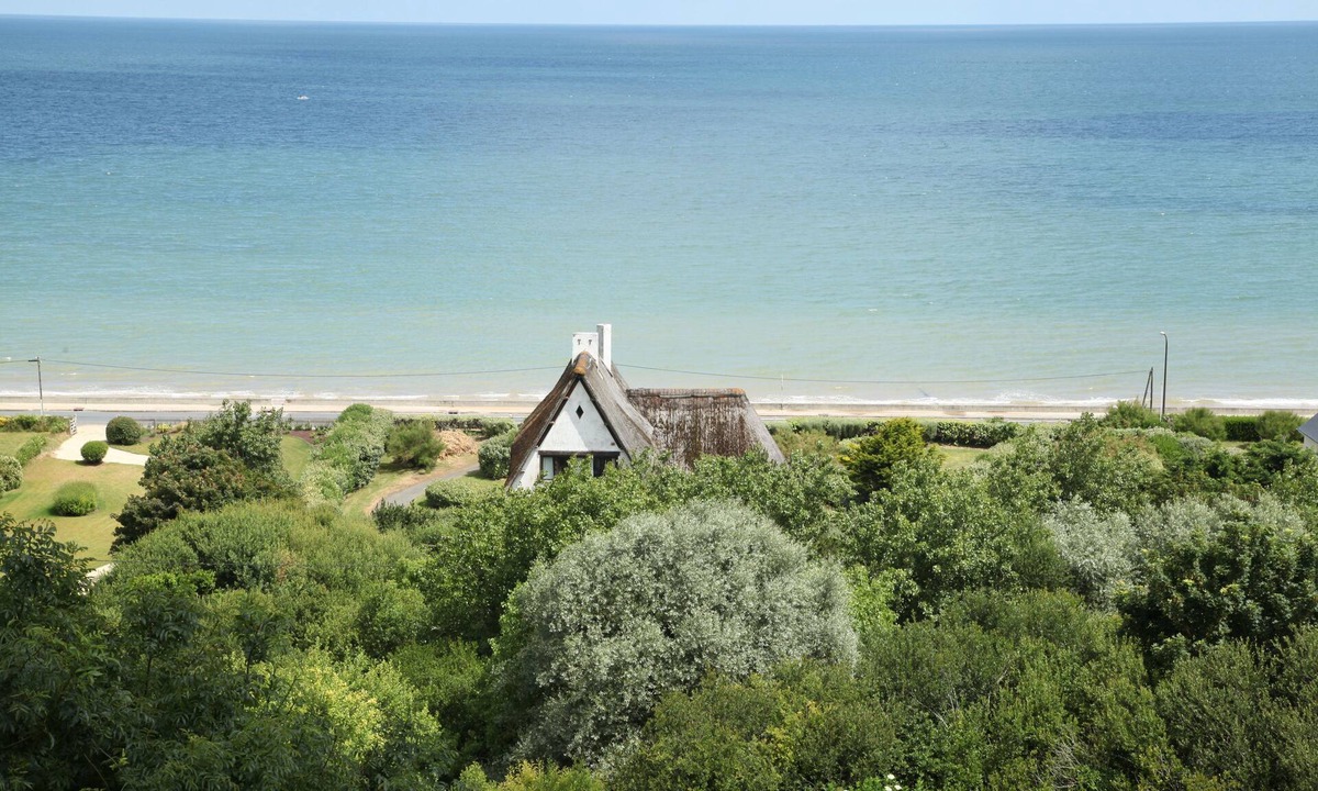 Vierville-sur-Mer House | Thatched cottage by the sea at Omaha Beach