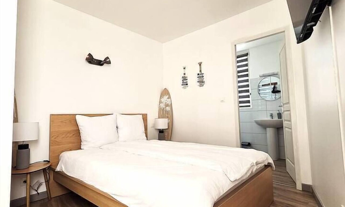 Vierville-sur-Mer Apartment | "The Suckling Magpie" Omaha Beach—Room 4
