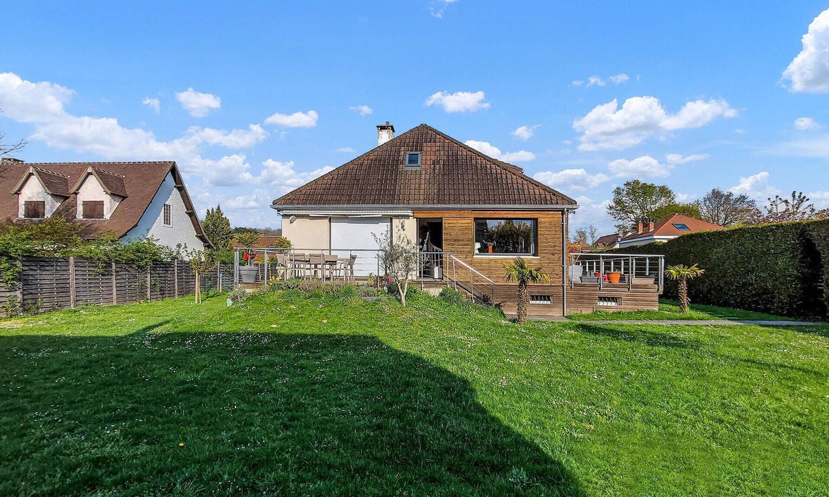 Gif-sur-Yvette House | This spacious and family-friendly vacation home welcomes you in an ideal location in the middle of t