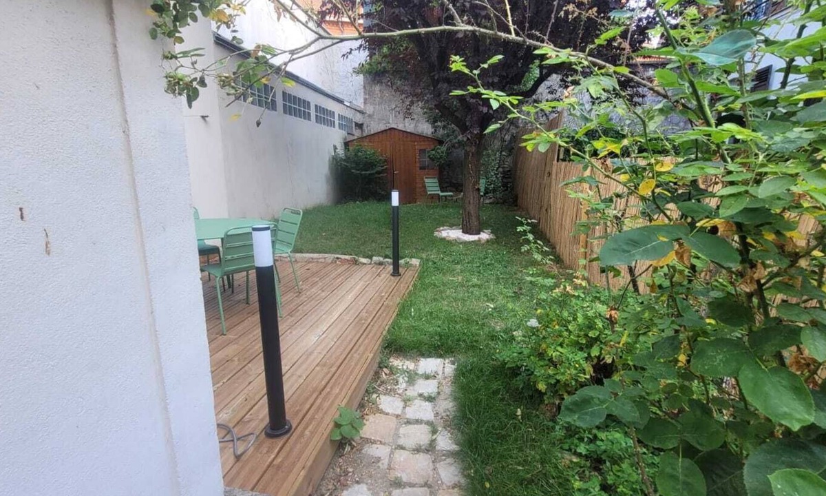 Saint-Mande Apartment | Tiny house with garden