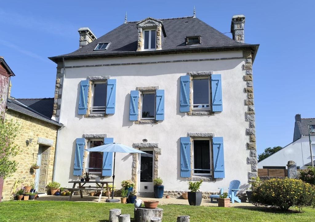 Erdeven House | Ty Maen - Étage avec chambre, coin salon, toilettes et salle de bain