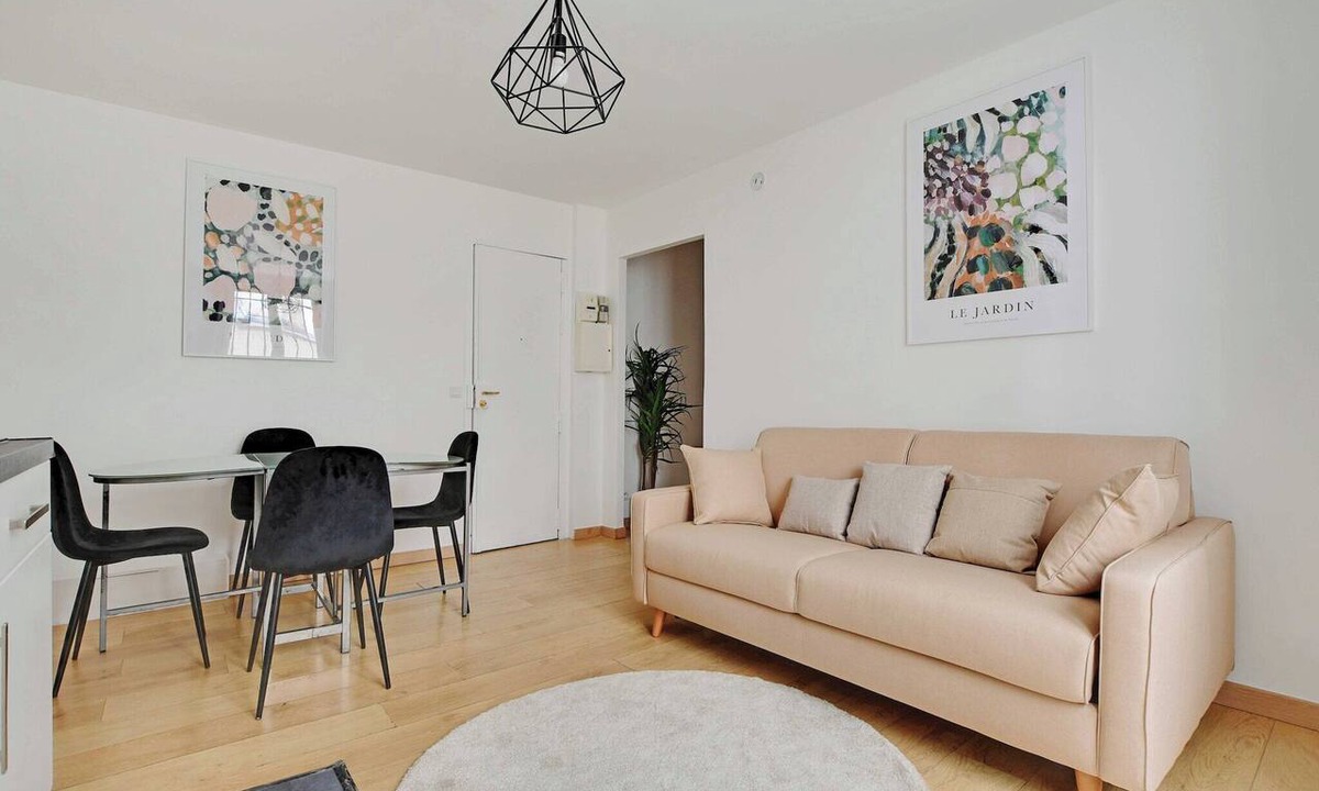 Quartier Sainte-Marguerite Apartment | Urban Chic Apartment in Central Paris