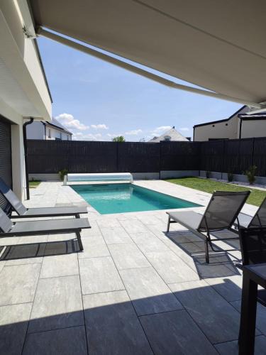 Ambon House | Villa Almaé - Maison avec piscine chauffée