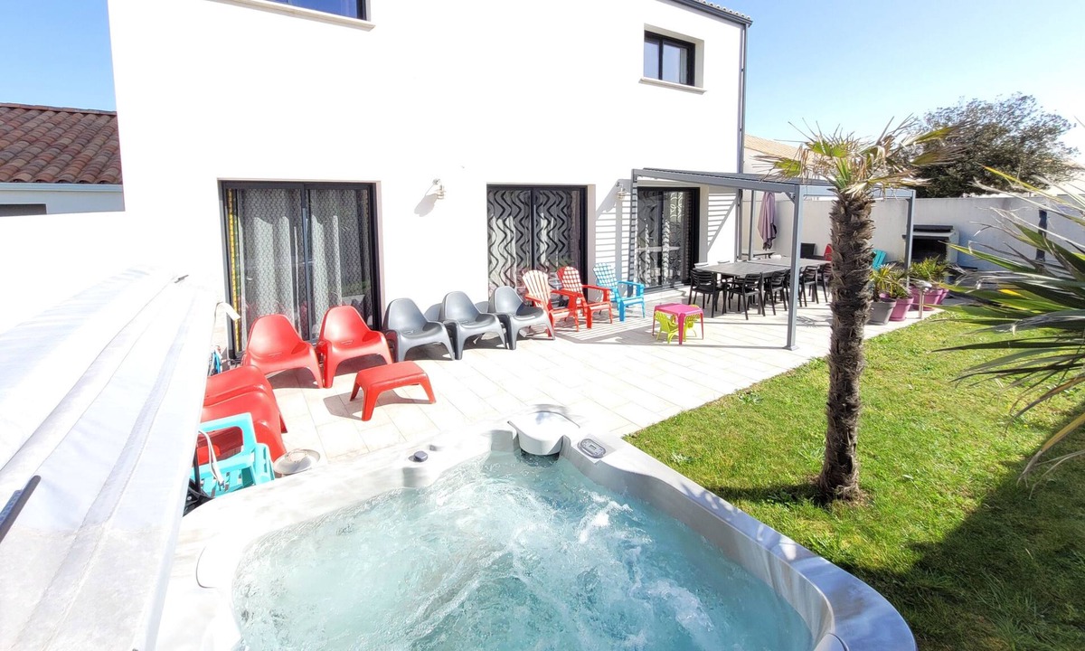 Saint-Hilaire-de-Riez House | Villa Direct Beach Access 200 m walk down the street! SPA