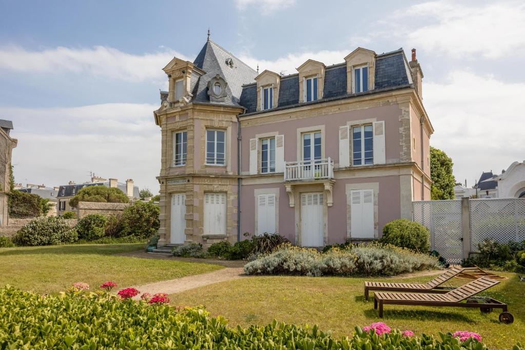 Saint-Regnobert-de-la-Cote-de-Nacre Apartment | Villa Les Hirondelles - Appartement avec Jardin Front de mer