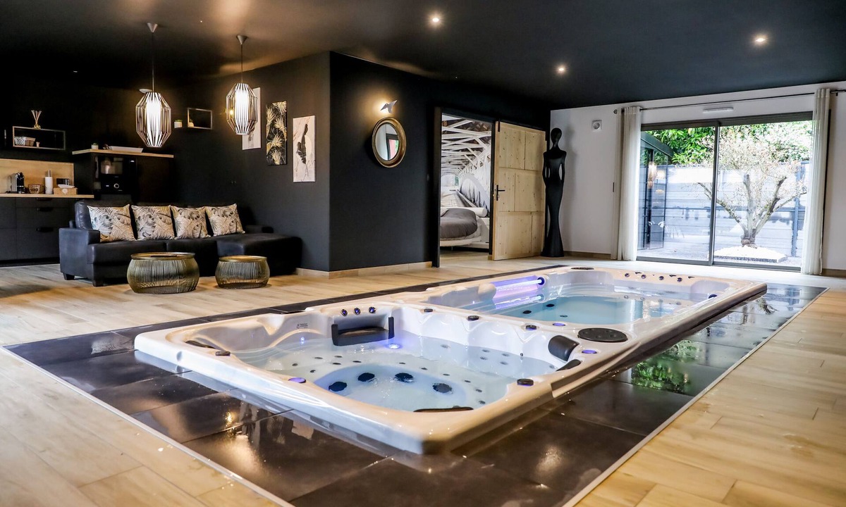 Bain-de-Bretagne Villa | Villa, on private property: small pool, spa, sauna. Shared outdoor pool.