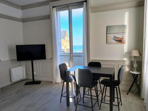 Cabourg Apartment | Villa Saint Laurent - Appartement standing vue mer, 40m plage, parking