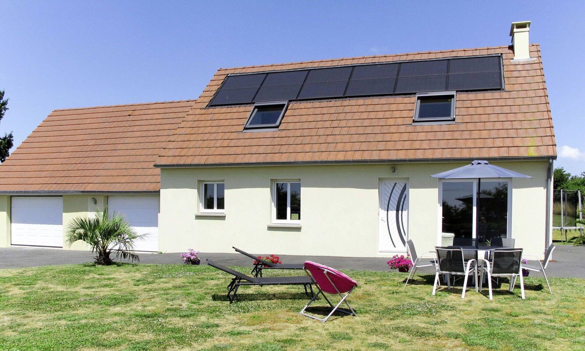 Surville House | Wonderful private villa for 6 guests with WIFI, TV, patio and pets allowed