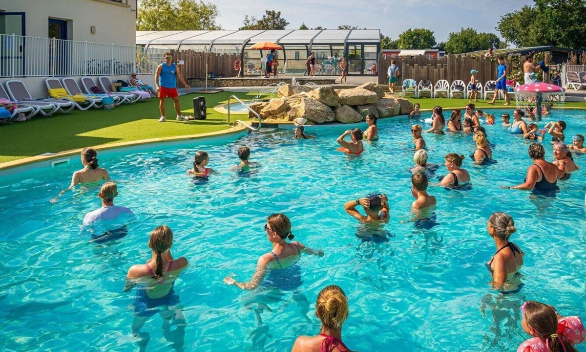 Ambon House | ZEcamping 4* animé parc aquatique chiens acceptés locatif TV 6 pers