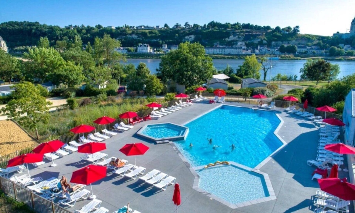 Saumur House | ZEcamping 4* animé piscine couverte pet friendly hammam mobil-home BBQ