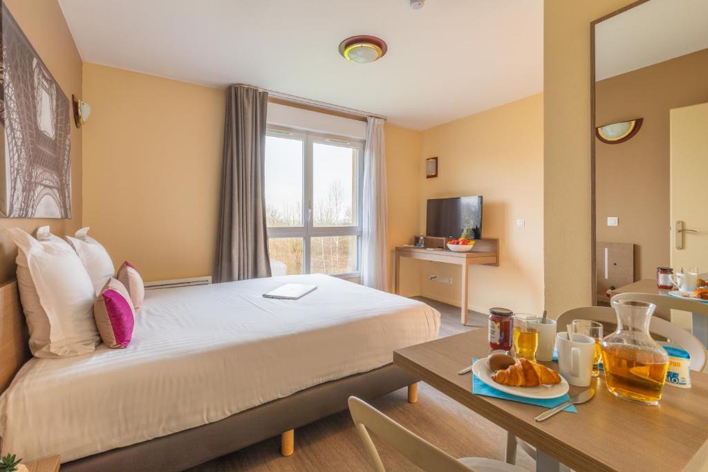 Magny-les-Hameaux Apartment | Zenitude Hôtel-Résidences Magny-les-Hameaux